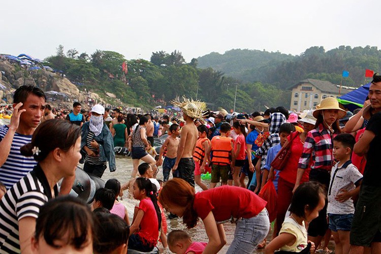 Bien Sam Son dong dac, khach Ha Noi quay xe bo ve-Hinh-6