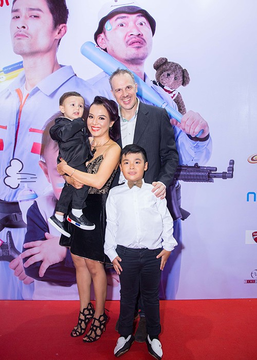 Ly Thanh Thao cung chong Tay mang con di ra mat phim-Hinh-3
