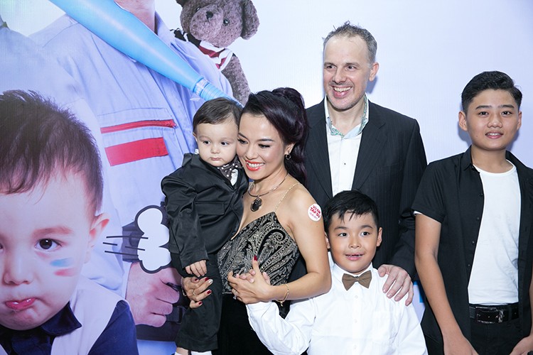 Ly Thanh Thao cung chong Tay mang con di ra mat phim-Hinh-4