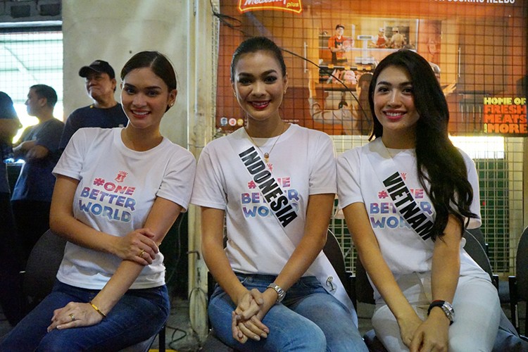 HH Pia Wurtzbach nam tay Le Hang tai hien giay phut dang quang-Hinh-2