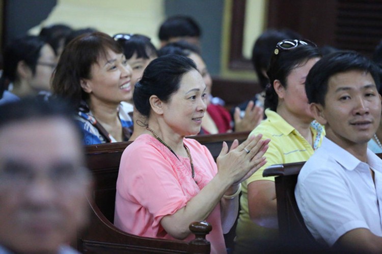 Chan dung nguoi luon benh vuc HH Phuong Nga giua vong lao ly-Hinh-9