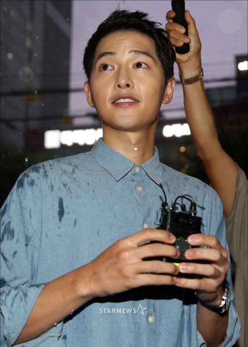 Song Joong Ki doi mua di quang ba phim sau tin dam cuoi-Hinh-5