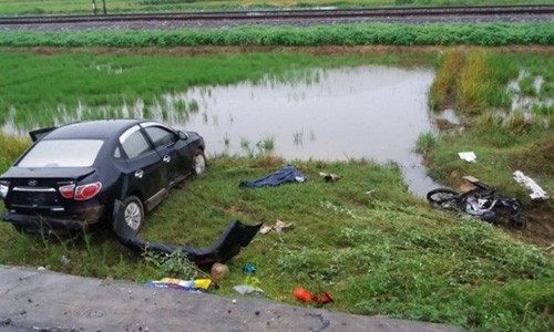 Oto lao xuong ruong sau tai nan, 2 nguoi thiet mang