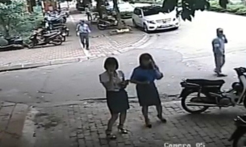 PCT quan Thanh Xuan noi ve viec "goi cong an ra trong xe de an bun"-Hinh-3