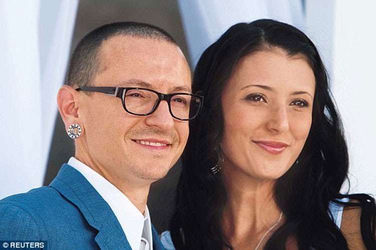 Vo Chester Bennington lo dien sau vu chong treo co tu tu-Hinh-6