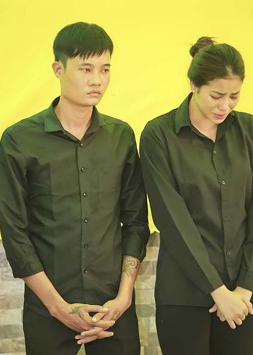 Pham Huong khoc ngat trong dam tang cha, fan nghen ngao-Hinh-5