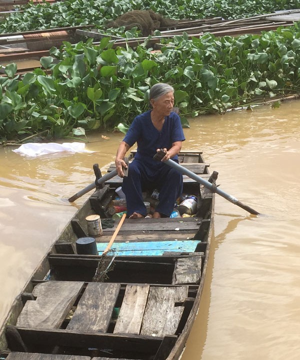 Xuc dong chuyen tinh ong ba U90 nhat phe lieu tren song-Hinh-2