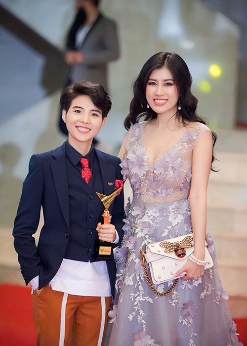 Bao Thanh duoc chong ho tong den nhan giai VTV Awards 2017-Hinh-14