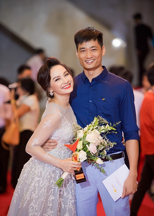 Bao Thanh duoc chong ho tong den nhan giai VTV Awards 2017-Hinh-3