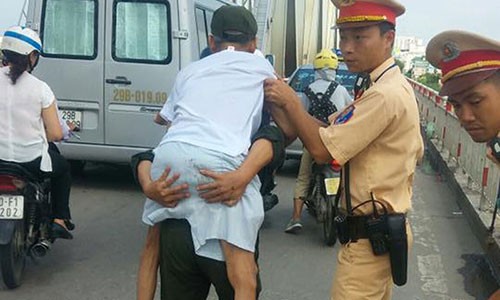 CSGT Ha Noi giai cuu cu ong 84 tuoi len cau Chuong Duong tu tu-Hinh-2