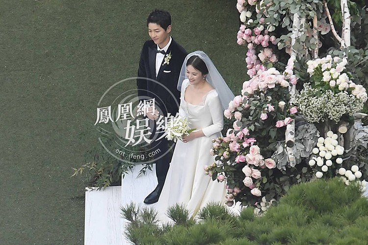 Song Joong Ki khoa moi Song Hye Kyo trong dam cuoi-Hinh-6