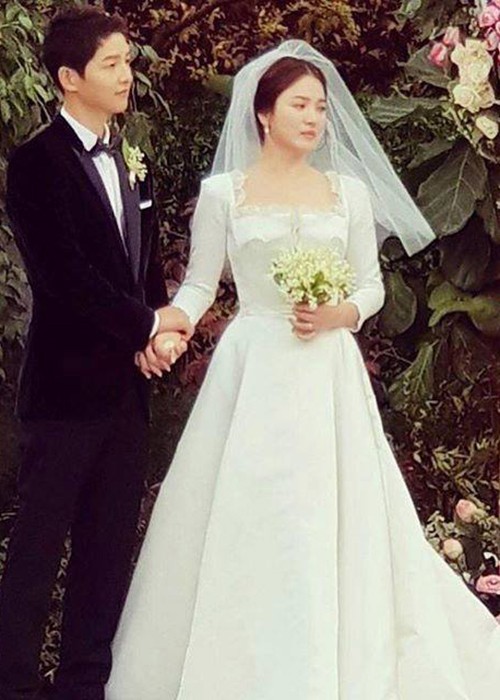 Hóa ra váy cưới của Song Hye Kyo đã được tiết lộ từ trước mà chúng ta -  Tinmoi