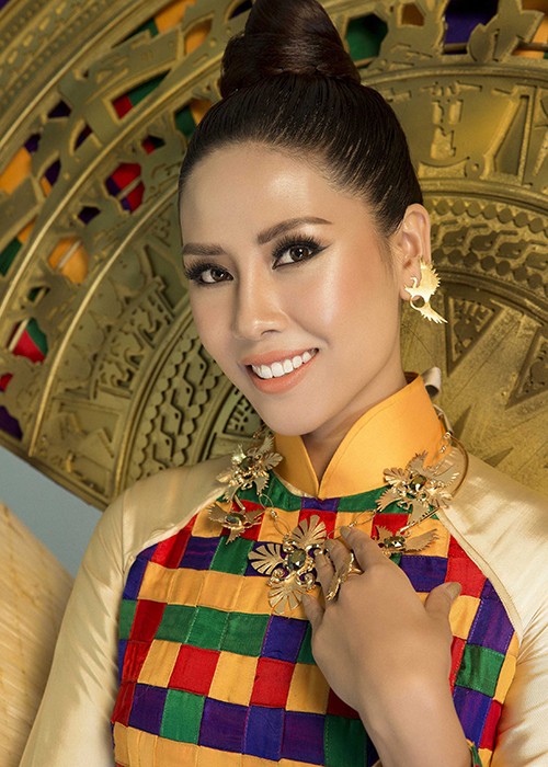 Nguyen Thi Loan mang non la, trong dong den Miss Universe 2017-Hinh-2