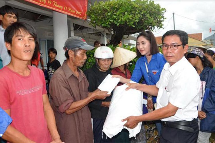 Hot Face sao Viet 24h: Ban gai Phan Thanh khoe anh rang ro-Hinh-11