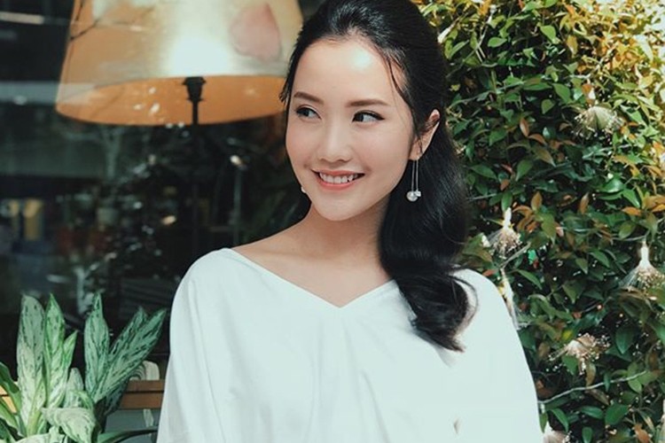 Hot Face sao Viet 24h: Ban gai Phan Thanh khoe anh rang ro