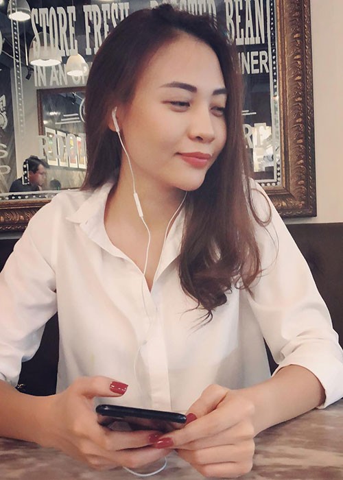 Hot Face sao Viet 24h: Dam Thu Trang mim cuoi hanh phuc