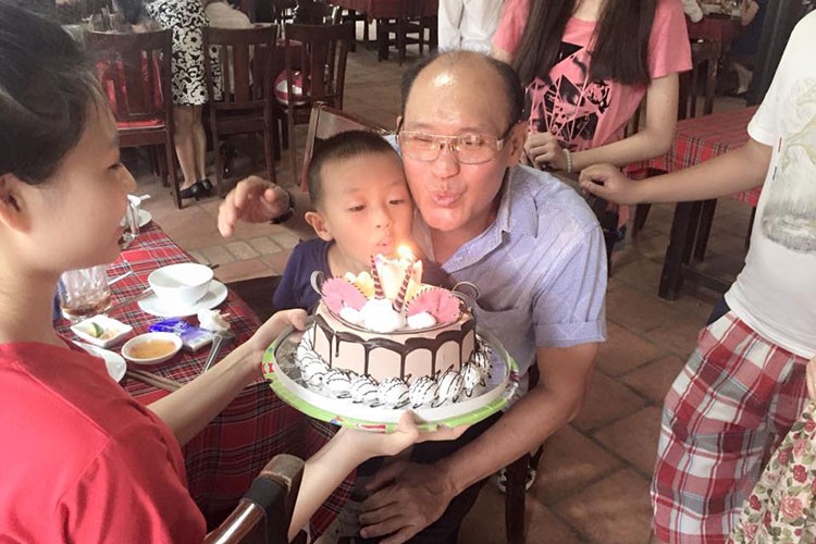 Lê Giang tổ chức sinh nhật 7 tuổi cho con trai út đơn giản nhưng ấm cúng  quây quần cùng cả gia đình  riviuvn