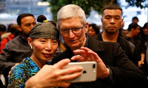 CEO Apple noi gi sau khi tap doan can moc gia tri 1.000 ty USD?