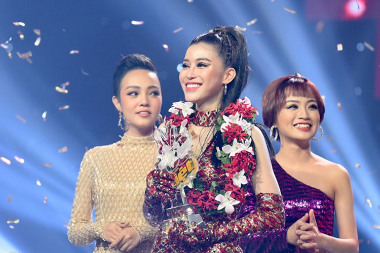 Ngam nhan sac xinh dep cua tan quan quan The Voice 2018