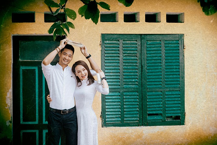 Bao Thanh dien ao dai trang, tinh tu ben ong xa mua khai truong-Hinh-5