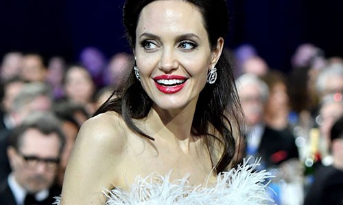 Bao Australia dua tin Angelina Jolie sap cuoi ban trai ty phu