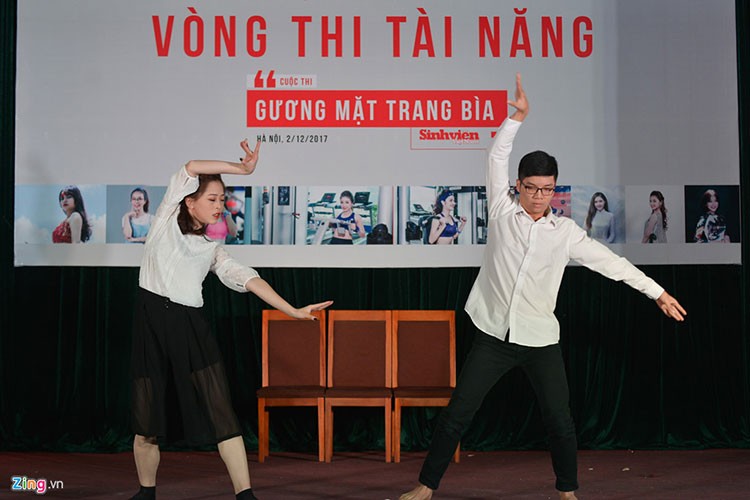 Tai le khien cong chung tron mat than phuc cua A hau Bui Phuong Nga-Hinh-9