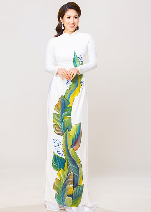 Dien vien Le Phuong dep nao long khi dien ao dai