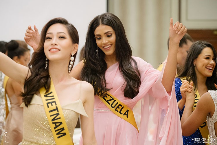 A hau Phuong Nga tro tai ca hat tai Miss Grand International 2018-Hinh-5