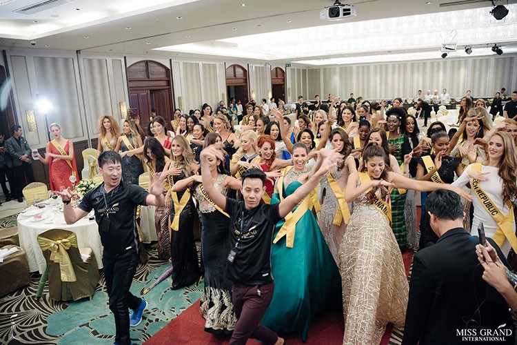 A hau Phuong Nga tro tai ca hat tai Miss Grand International 2018-Hinh-6
