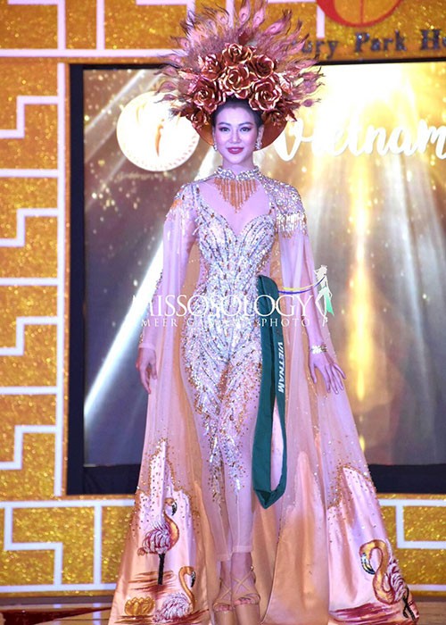 Soi trang phuc dan toc giup Phuong Khanh gianh giai vang Miss Earth