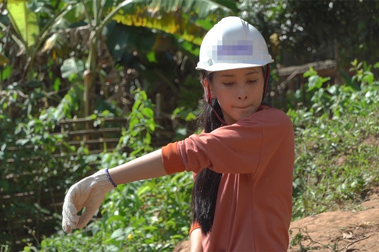 Hoa hau Tran Tieu Vy dam mo hoi dao gieng cho ba con-Hinh-9