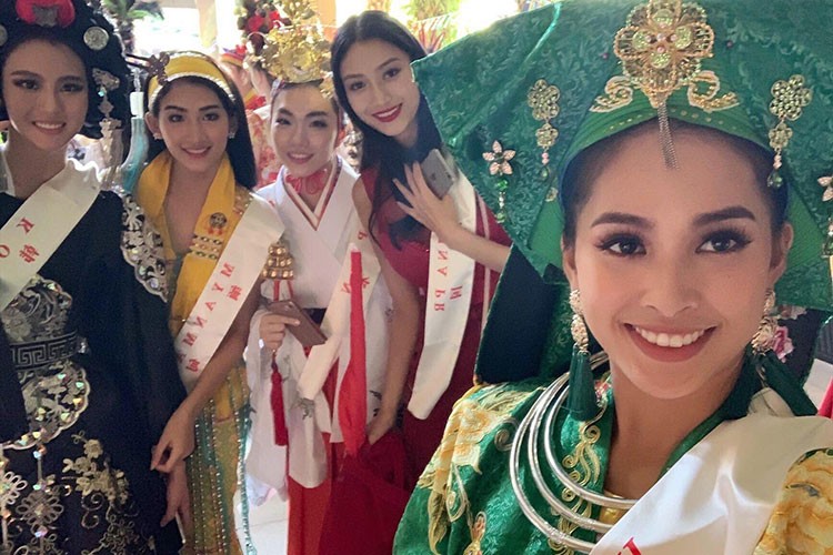 Tran Tieu Vy “nhang nhit” chup anh selfie tai Miss World 2018-Hinh-11