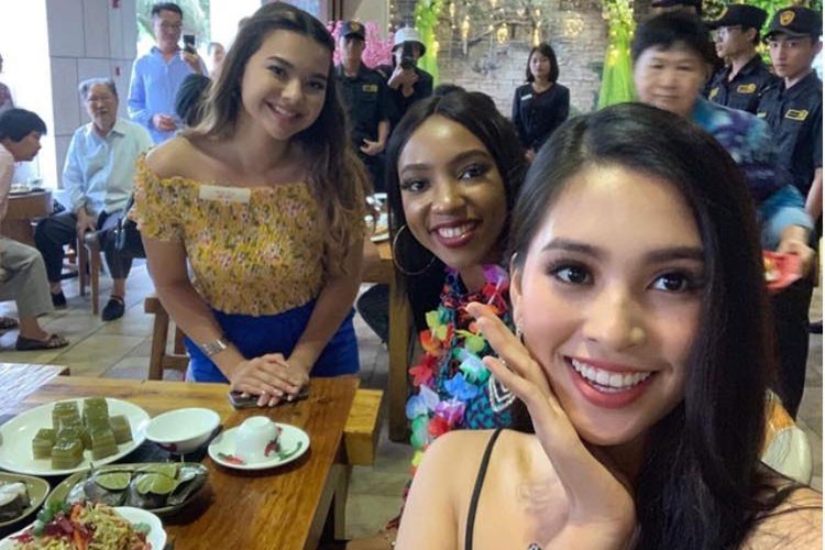 Tran Tieu Vy “nhang nhit” chup anh selfie tai Miss World 2018-Hinh-4