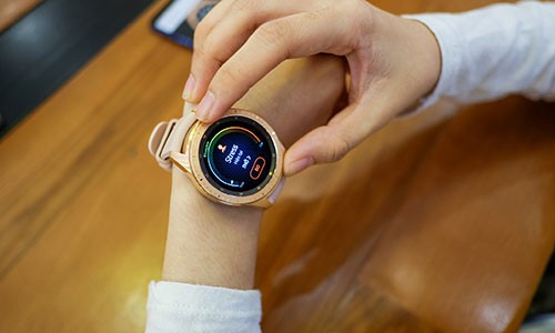 Danh gia Galaxy Watch: gon hon, them nhieu che do tap luyen