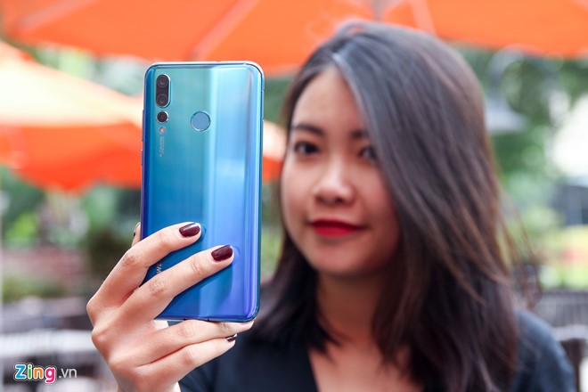 Tren tay Huawei Nova 4 man hinh 