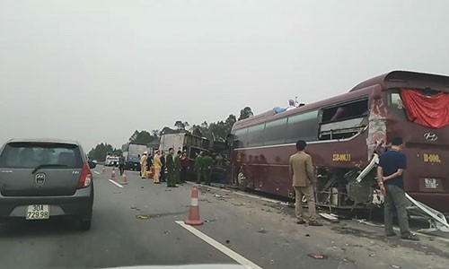 Xe cho khach ve que an Tet gap nan tren cao toc Ha Noi - Lao Cai