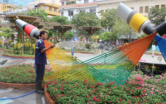 Anh: Hang ngan nguoi hao huc cho khai mac duong hoa Nguyen Hue-Hinh-8