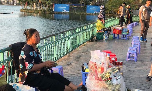 Hang quan nhech nhac, du khach bi mang xa xa tren duong Thanh Nien