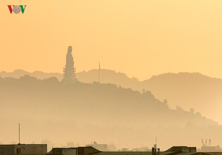 Da Nang dep trong lan suong mo ngay mung 3 Tet Ky Hoi-Hinh-8