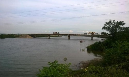 Ha Tinh: Nam sinh nhay cau tu tu tren duong di hoc ve