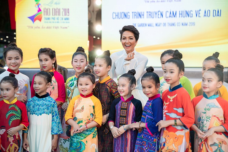 Toc ngan, H’hen Nie van diu dang the nay khi dien ao dai-Hinh-10