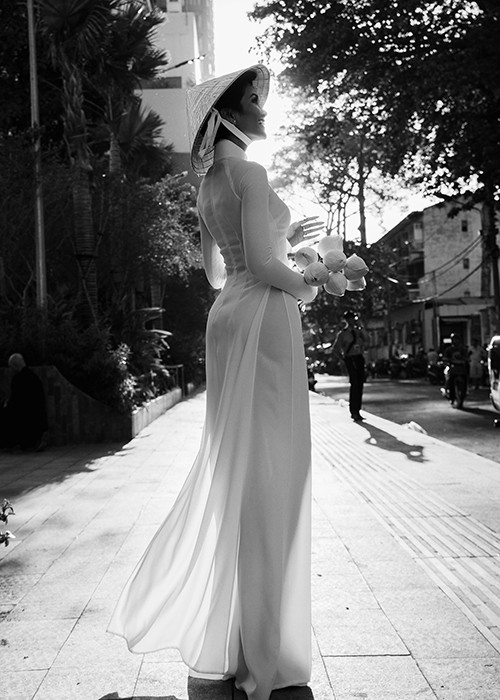 Toc ngan, H’hen Nie van diu dang the nay khi dien ao dai-Hinh-5