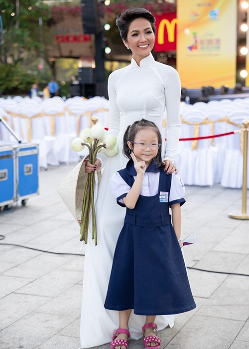 Toc ngan, H’hen Nie van diu dang the nay khi dien ao dai-Hinh-9