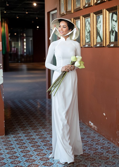 Toc ngan, H’hen Nie van diu dang the nay khi dien ao dai