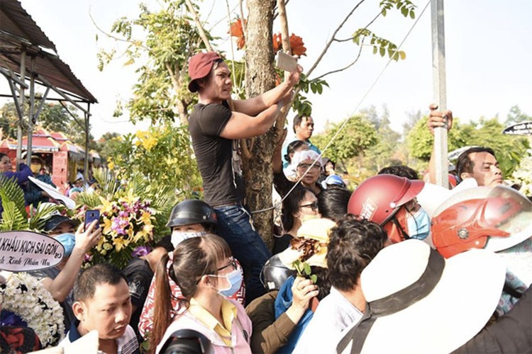 Nguoi than, dong nghiep khoc ngat truoc mo phan nghe si Anh Vu-Hinh-8