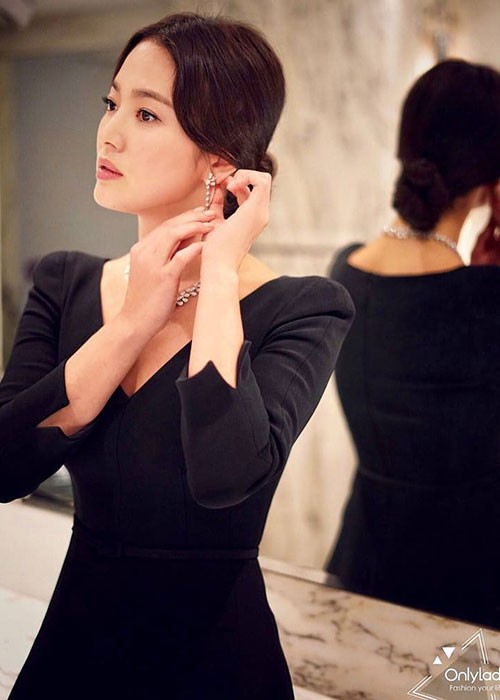 Song Hye Kyo khong deo nhan cuoi, cong khai nam tay Luu Duc Hoa-Hinh-4