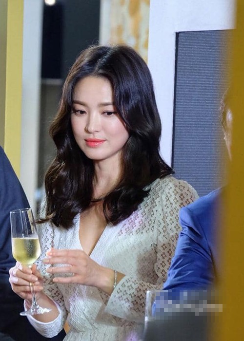Sau tin don ly hon, Song Hye Kyo dep bat chap chong lan mat tam-Hinh-5