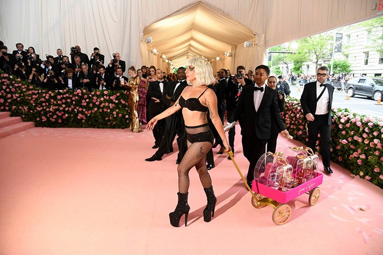 Jared Leto om dau nguoi nhan tao, Lady Gaga 4 lan lot vay tai Met Gala-Hinh-10