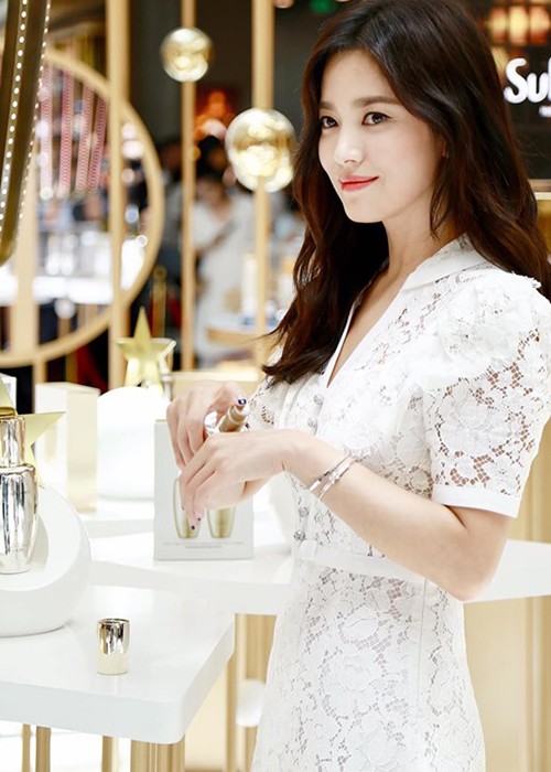 Song Hye Kyo dien vay xe sau, dep goi cam hau ly hon-Hinh-10