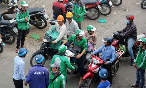 Tai xe xe om, xich lo o Ha Noi sap phai deo the tren nguc trai?